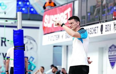Performanță pe teren și în birou » Florin Voinea, împărțit între rolul de antrenor și cel de președinte: „Mă caracterizează corectitudinea!”