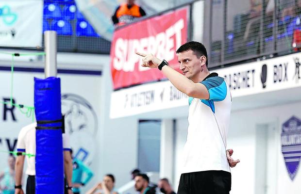 Performanță pe teren și în birou » Florin Voinea, împărțit între rolul de antrenor și cel de președinte: „Mă caracterizează corectitudinea!”