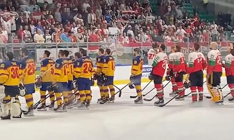 FOTO: Captură Prosport Moment SCANDALOS: naționala României a cântat imnul așa-numitului Ținut Secuiesc, la meciul cu Ungaria » 3 tricolori au refuzat să se alăture + Ministrul Mediului din România, acuzat că a stat în galeria Ungariei!