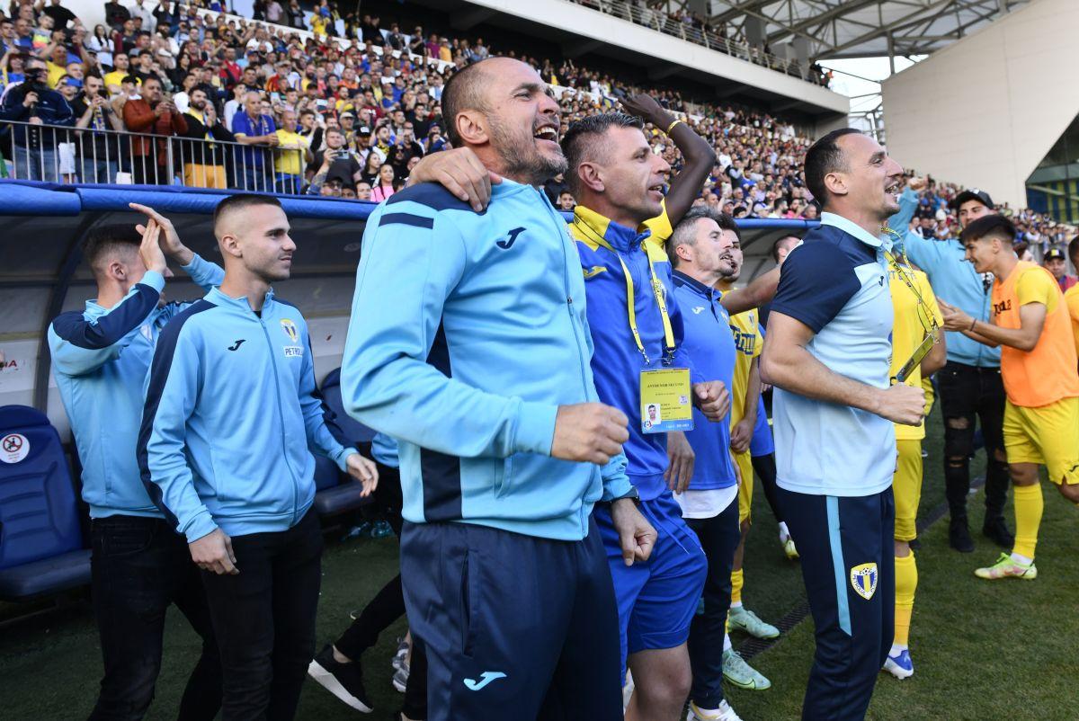 Petrolul a promovat matematic în Liga 1 » Fanii au intrat pe gazon!