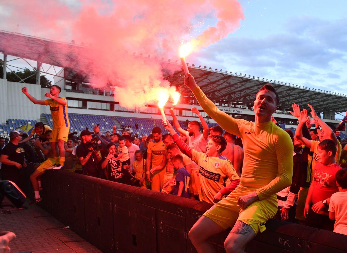 Petrolul a promovat matematic în Liga 1 » Fanii au intrat pe gazon!