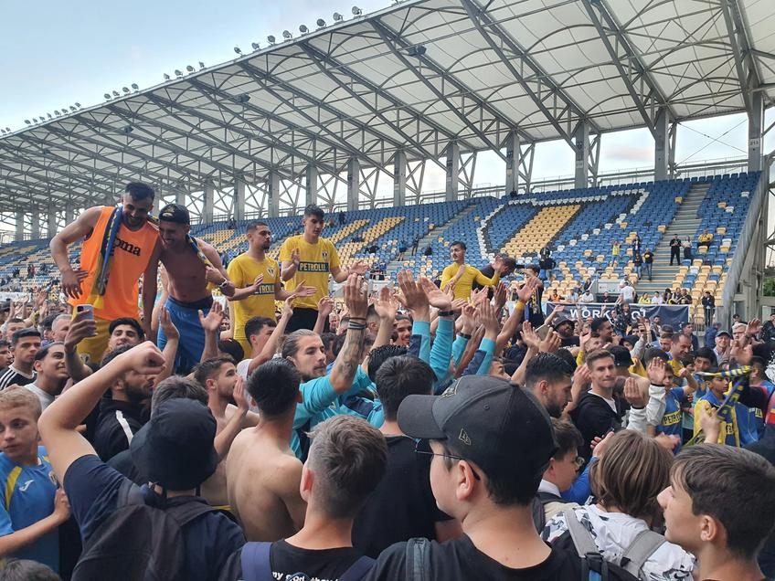 Petrolul a promovat matematic în Liga 1 » Fanii au intrat pe gazon! Luptă decisivă pentru celălalt loc direct promovabil
