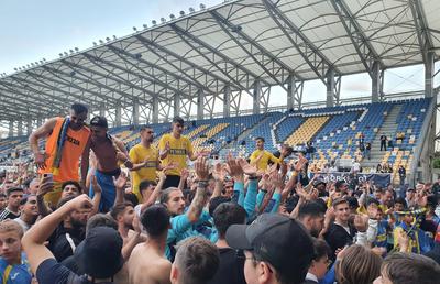 Petrolul a promovat matematic în Liga 1 » Fanii au intrat pe gazon!