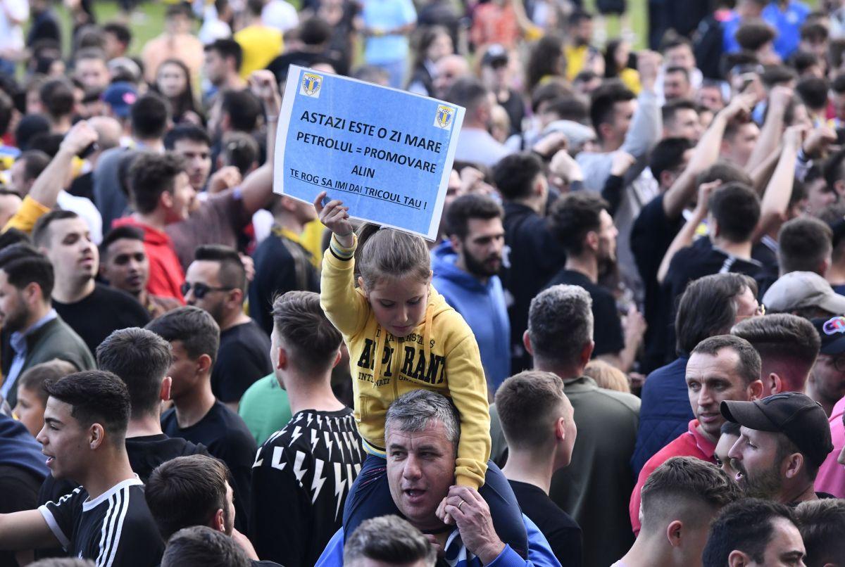 Petrolul a promovat matematic în Liga 1 » Fanii au intrat pe gazon!
