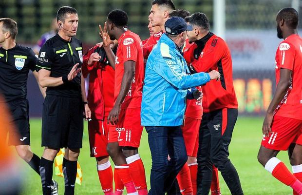 Haos la Pitești » FC Argeș a egalat în minutul 90+14, după al TREILEA penalty! Rednic a vrut să scoată echipa de pe teren!