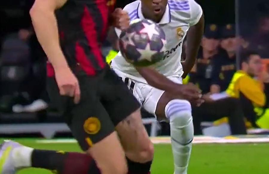 FOTO: Captură TV @Orange Sport 1 Scandal-monstru după golul lui City » Ancelotti a făcut iureș pe bancă, acuzând două greșeli flagrante de arbitraj! Opinia expertului
