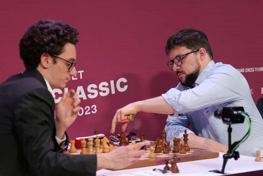 Fabiano Caruana (stânga) și Maxime Vachier-Lagrave Fabiano Caruana a câștigat Superbet Chess Classic Romania 2023. Cum au terminat românii