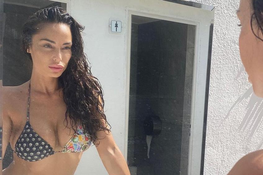 Rafaella Fico (36 de ani), model, cântăreață și star de televiziune, a dezvăluit la postul RAI1 că primul bărbat de care s-a îndrăgostit a fost Cristiano Ronaldo în 2009.