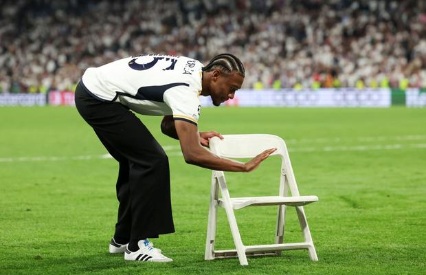 Explicația din spatele ritualului de bucurie cu scaunele, pus în scenă de David Alaba