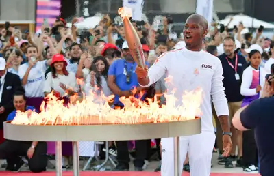 Mii de oameni pe urmele torței olimpice! Drogba a aprins vasul olimpic în faţa stadionului Velodrome