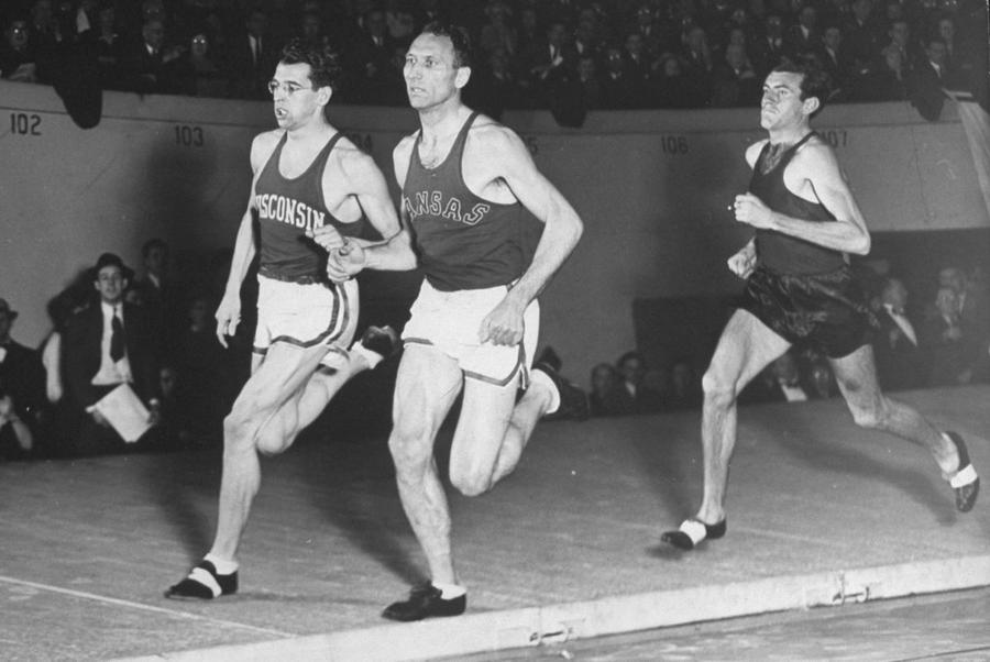 Chuck Fenske, Glenn Cunningham și Louis Zamperini în Madison Square Garden, foto: Imago „Hitler mi-a spus: «Băiete, ești o tornadă»!” » Povestea uluitoare a unui superatlet, căzut cu avionul în războiul cu naziștii și trecut prin torturi inimaginabile: „Fumam de la 5 ani, am băut de la 8”