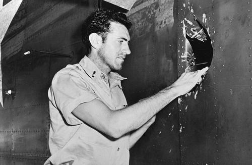 Louis Zamperini, combatant în conflagrație, care pare desprinsă din filme