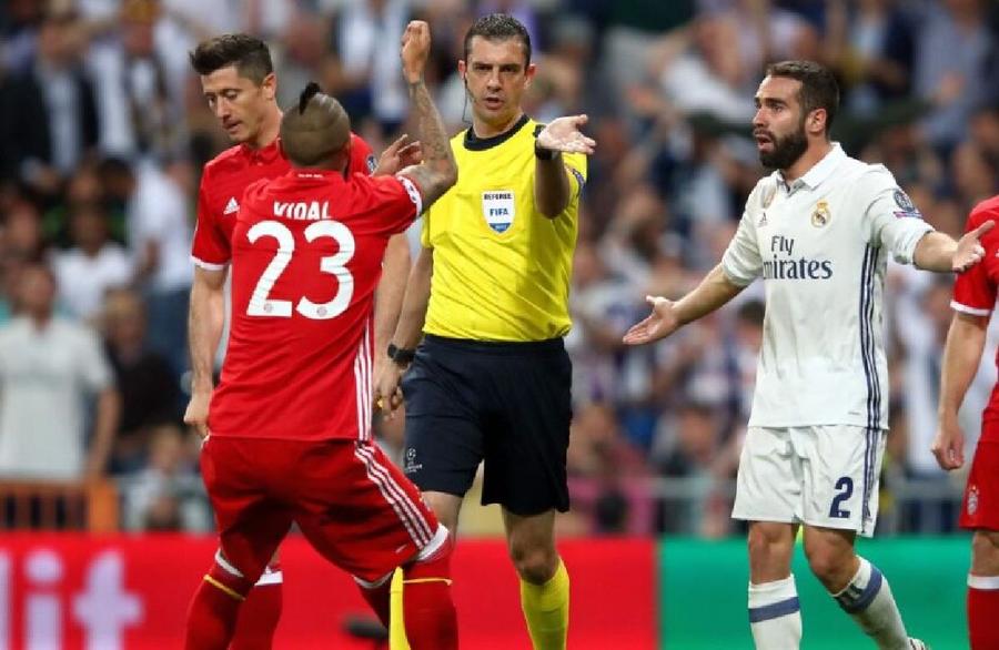 2017. Bavarezii au dat frâu liber frustrării după ce brigada lui Kassai a pus umărul decisiv la calificarea Madridului Viciere cu tradiție! Bayern, a treia oară victimă cu Real » Ce spunea Ancelotti în 2017, când era antrenorul bavarezilor, iar Ronaldo îi marca două goluri din ofsaid