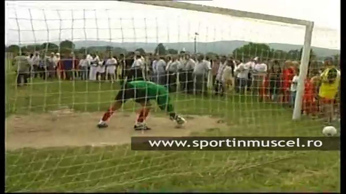 Stadionul pe care Gigi Becali juca fotbal în campania electorală a fost arat pentru a se cultiva porumb