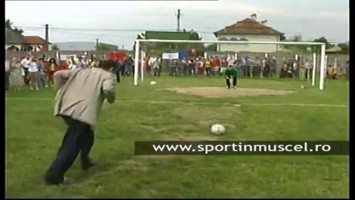 Stadionul pe care Gigi Becali juca fotbal în campania electorală a fost arat pentru a se cultiva porumb