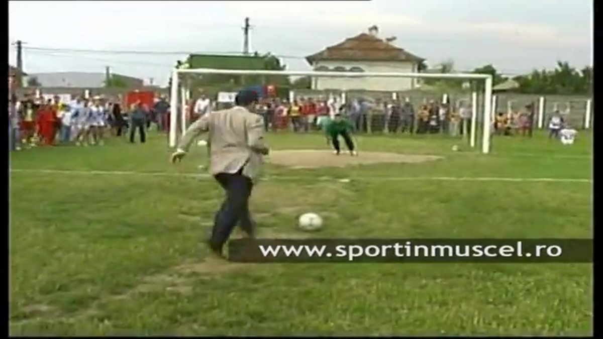 Stadionul pe care Gigi Becali juca fotbal în campania electorală a fost arat pentru a se cultiva porumb