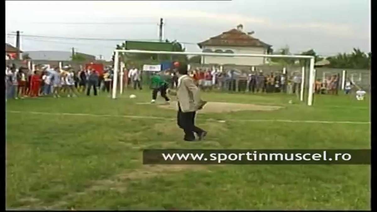 Stadionul pe care Gigi Becali juca fotbal în campania electorală a fost arat pentru a se cultiva porumb