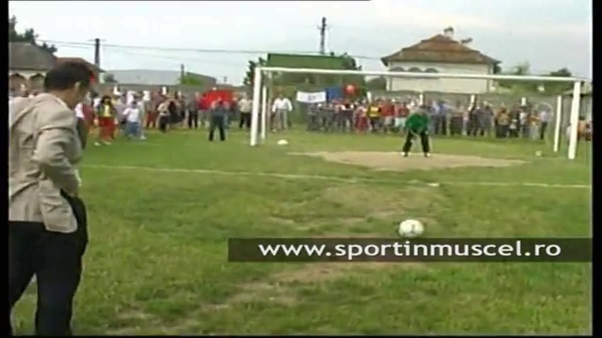 Stadionul pe care Gigi Becali juca fotbal în campania electorală a fost arat pentru a se cultiva porumb