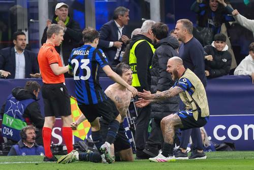 Francesco Acerbi, bucurându-se cu Nicolo Barella și Federico Di Marco după golul de 3-3 în Inter - Barcelona / Foto: Imago