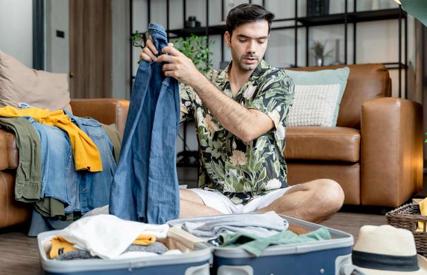 Piese vestimentare sport care te vor salva în vacanța de vară: ce să iei în bagaj