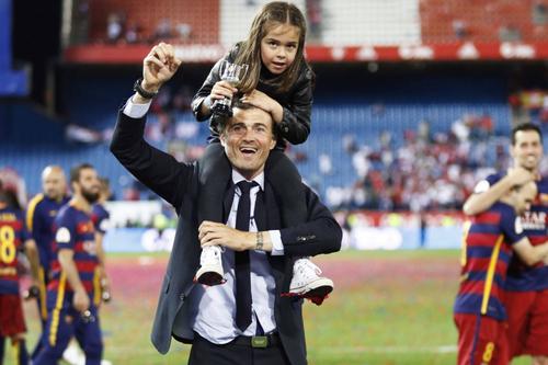 Luis Enrique și fiica sa, Xana, în 2015, după triumful cu Barcelona de la Berlin / foto: Imago