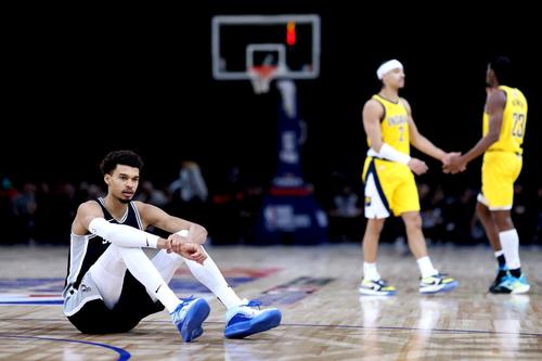 Superstarul francez Victor Wembanyama, stând pe parchet în timpul unui meci NBA disputat la Paris/Foto: Getty Images
