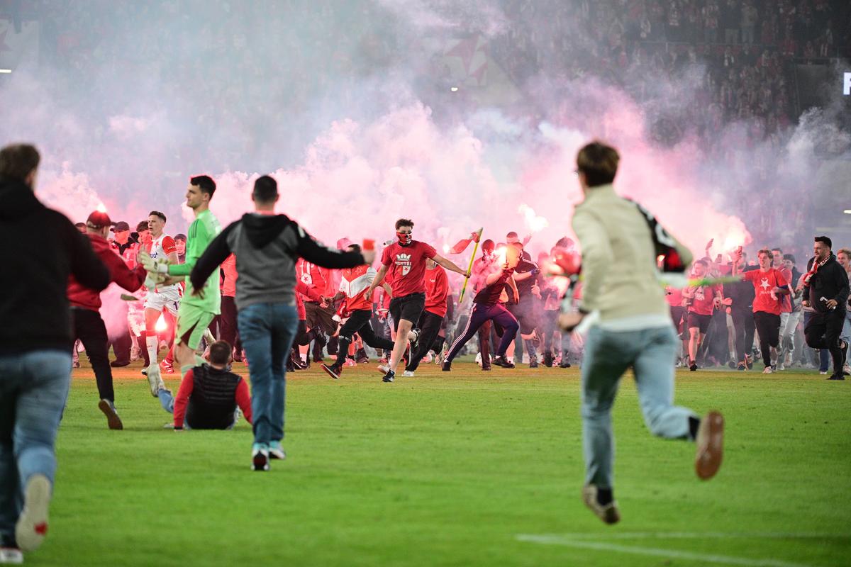 Haos total în derby-ul din Praga