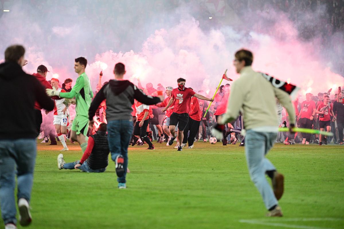 Haos total în derby-ul din Praga