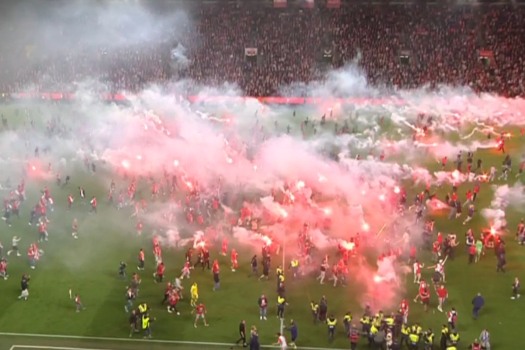 Slavia Praga - Saprta Praga, meciul de titlu, întrerupt de fanii oaspeților / foto: captură X