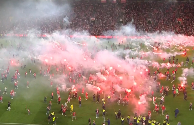 Haos total în derby-ul din Praga » Fanii au atacat jucătorii și au distrus sărbătoarea titlului