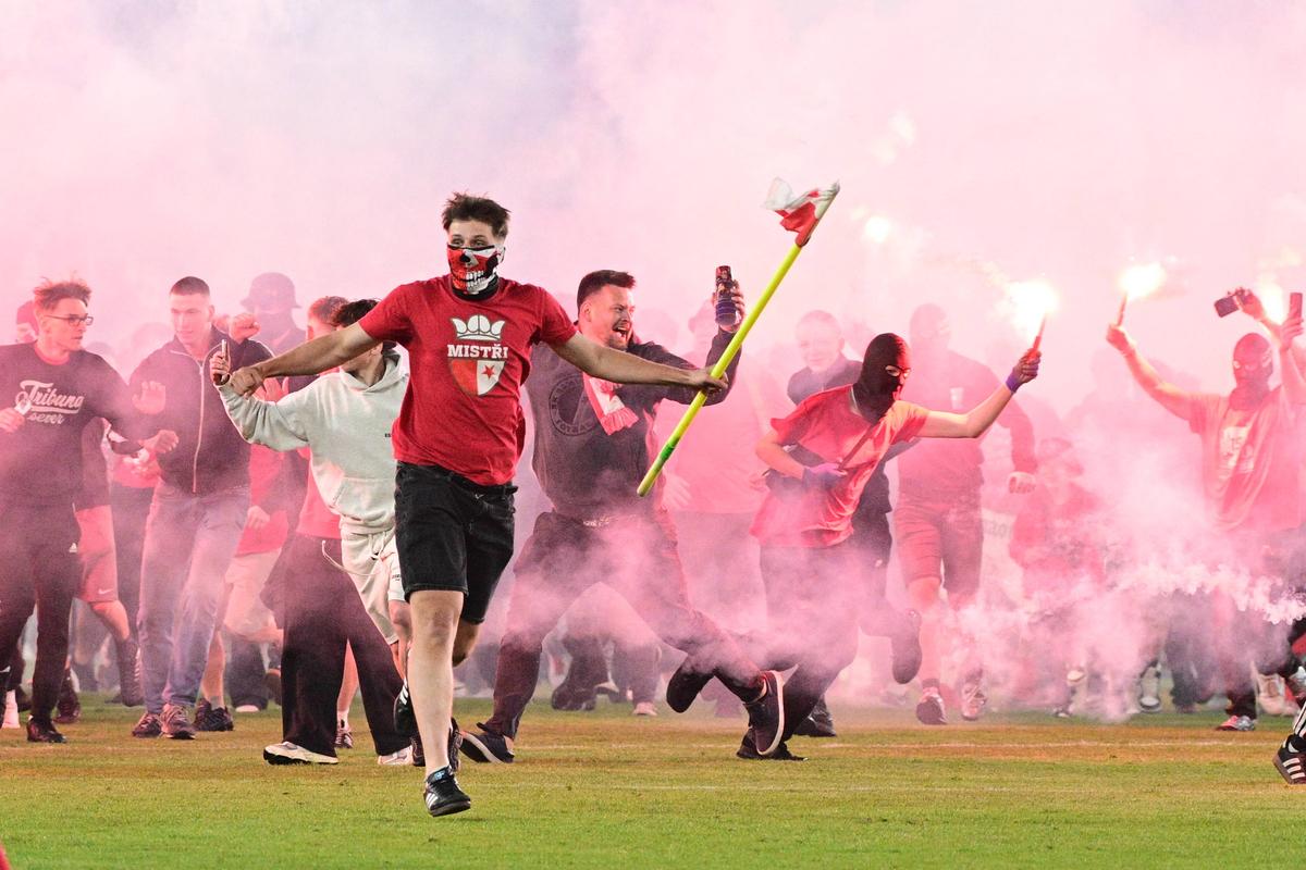 Haos total în derby-ul din Praga
