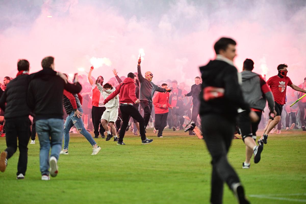 Haos total în derby-ul din Praga » Fanii au atacat jucătorii și au distrus sărbătoarea titlului