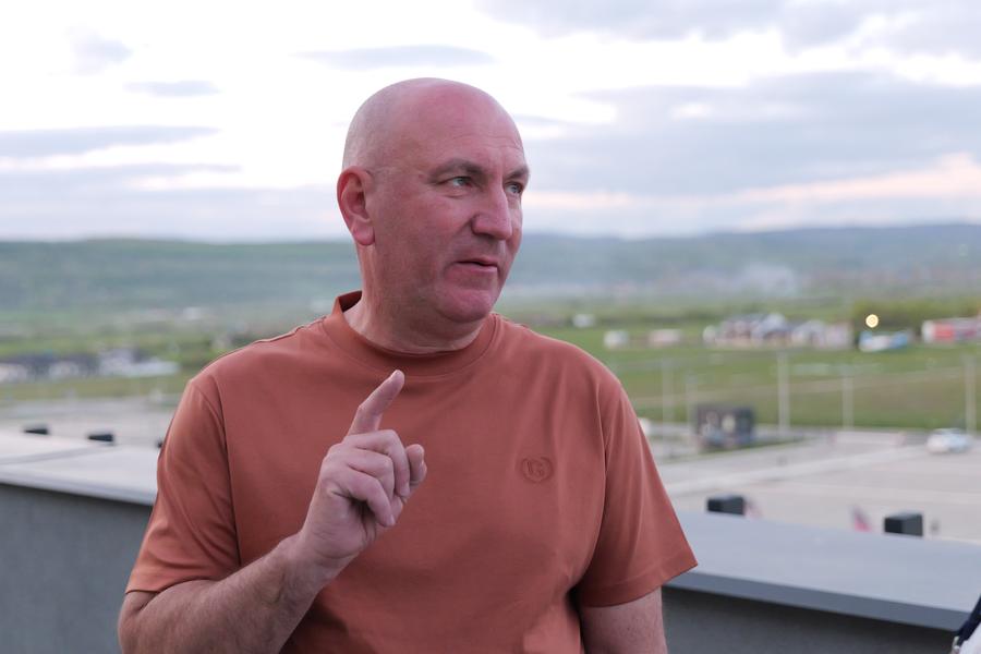 Primarul Bistriței, Gabriel Lazany, spune că are printre priorități modernizarea infrastructurii sportive din oraș. Foto: Andrei Furnigă (GSP) Ce se întâmplă cu noul stadion și bazinul olimpic după ce șeful Consiliului Județean a intrat în vizorul DNA + Statui pentru legende pe Aleea Campionilor