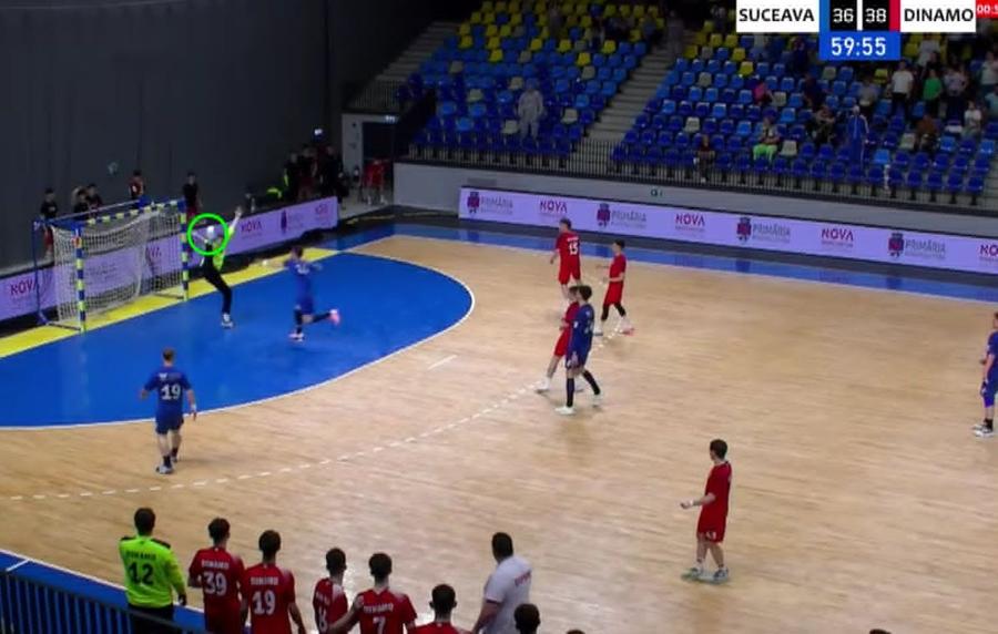 La chiar ultima fază a întâlnirii, la 36-38, Suceava ratează o ocazie monumentală, portarul lui Dinamo salvând magistral Tărăboi și acuzații de blat în handbalul românesc: „Teatru ieftin!” » Non-combat în meciul cu Dinamo? Ce spun părțile implicate: „Ne-au amenințat”