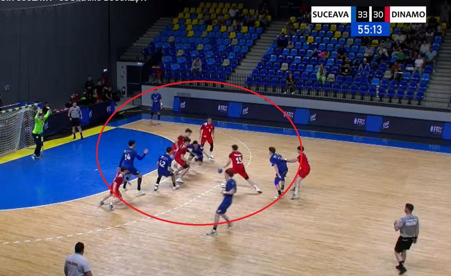 Golul de 33-31, marcat de Dinamo după o învălmășeală în care sucevenii, în albastru, au piedut mingea și i-au pus pe adversari pe contraatac Tărăboi și acuzații de blat în handbalul românesc: „Teatru ieftin!” » Non-combat în meciul cu Dinamo? Ce spun părțile implicate: „Ne-au amenințat”