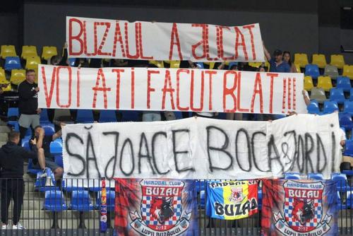 Banner-ul acuzator afișat de suporterii lui HC Buzău, la o zi după meciul CSU Suceava - HC Dinamo / Sursă foto: handbalmania.ro