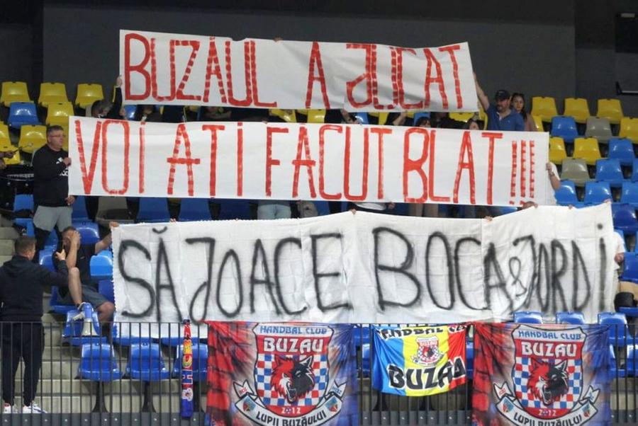 Banner-ul acuzator afișat de suporterii lui HC Buzău, la o zi după meciul CSU Suceava - HC Dinamo / Sursă foto: handbalmania.ro Tărăboi și acuzații de blat în handbalul românesc: „Teatru ieftin!” » Non-combat în meciul cu Dinamo? Ce spun părțile implicate: „Ne-au amenințat”
