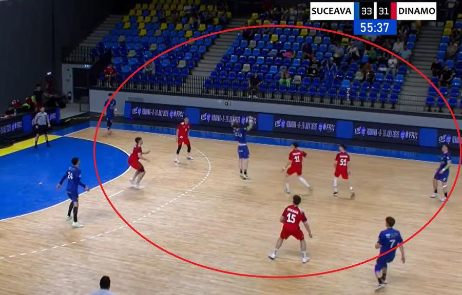 Golul de 33-32 reușit de Dinamo. O pasă la înățime nu-și găsește destinatarul, iar bucureștenii pornesc și de această dată într-un contraatac încheiat cu gol Tărăboi și acuzații de blat în handbalul românesc: „Teatru ieftin!” » Non-combat în meciul cu Dinamo? Ce spun părțile implicate: „Ne-au amenințat”