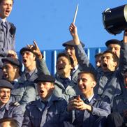 Fotografii din amicalul România - Slovacia 0-0, disputat pe stadionul „Astra” din Ploiești, pe 25 aprilie 2001. În imagine, studenți de la Academia de Poliție / FOTO: Arhivă Gazeta Sporturilor