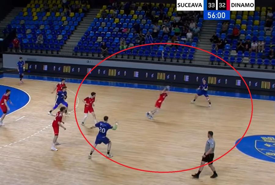 Golul egalizator, de 33-33. Poate cea mai mare dintre erori: numărul 20 de la CSU Suceava pasează neglijent, chiar sub ochii arbitrului, permițându-i jucătorului în roșu să intercepteze și să înscrie Tărăboi și acuzații de blat în handbalul românesc: „Teatru ieftin!” » Non-combat în meciul cu Dinamo? Ce spun părțile implicate: „Ne-au amenințat”