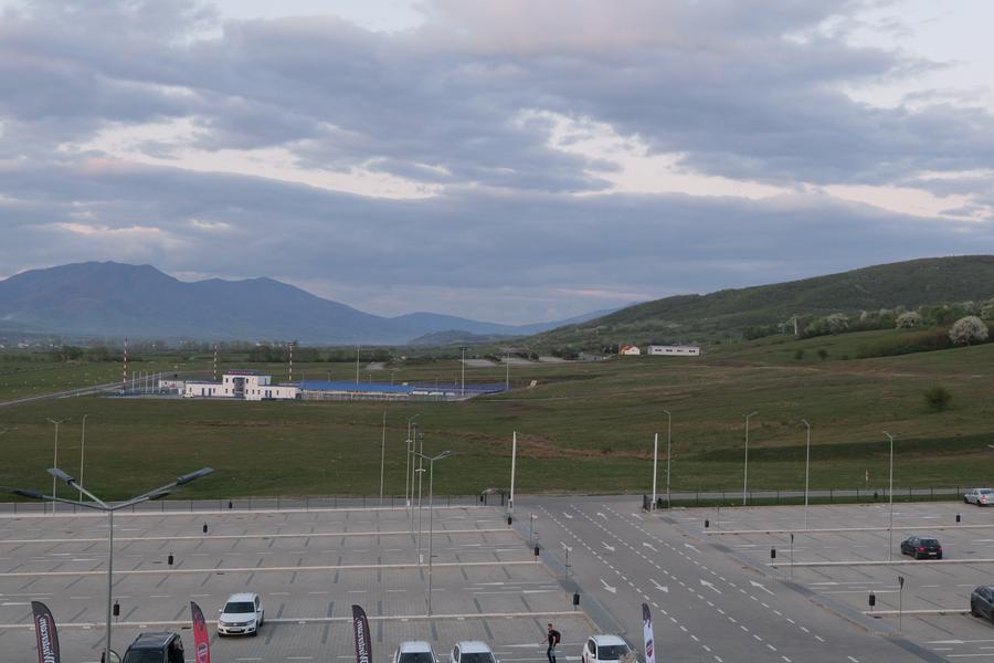 Acesta e terenul pe care urmează să se construiască noul stadion și bazinul olimpic din Bistrița: parcul sportiv va fi în vecinătatea Polivalentei din localitate. Foto: Andrei Furnigă (GSP) Ce se întâmplă cu noul stadion și bazinul olimpic după ce șeful Consiliului Județean a intrat în vizorul DNA + Statui pentru legende pe Aleea Campionilor