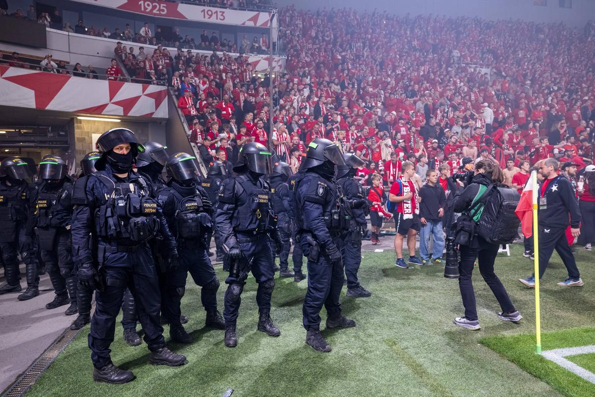Haos total în derby-ul din Praga