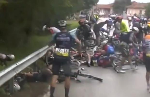 Accident teribil în cadrul Turului Italiei » Favoriții la câștigarea cursei, implicați direct