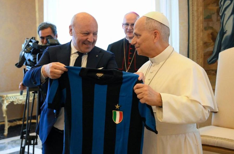 Președintele Beppe Marotta i-a dăruit Papei Leon al XIV-lea un tricou personalizat al lui Inter / Foto: vaticannews.va Chivu și campionii de la Inter au primit binecuvântarea Papei Leon al XIV-lea: „Aș dori să subliniez un lucru. Mesajul pe care doresc cu adevărat să vi-l las”