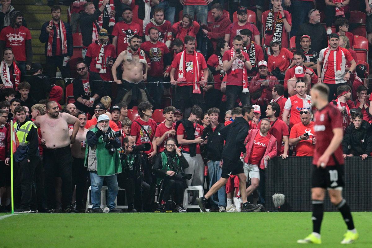 Haos total în derby-ul din Praga » Fanii au atacat jucătorii și au distrus sărbătoarea titlului