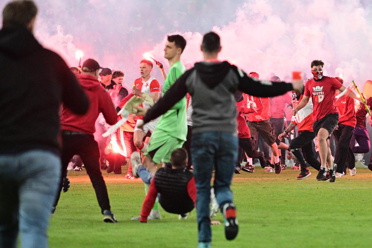 Haos total în derby-ul din Praga