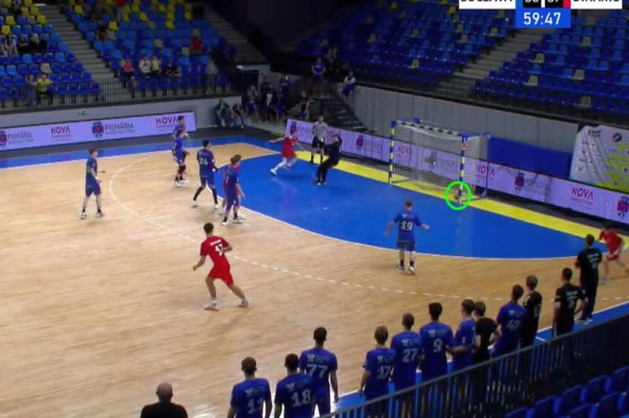 Golul prin care Dinamo reface diferența de două goluri. Mingea lovește bara înainte să intre în poartă Tărăboi și acuzații de blat în handbalul românesc: „Teatru ieftin!” » Non-combat în meciul cu Dinamo? Ce spun părțile implicate: „Ne-au amenințat”