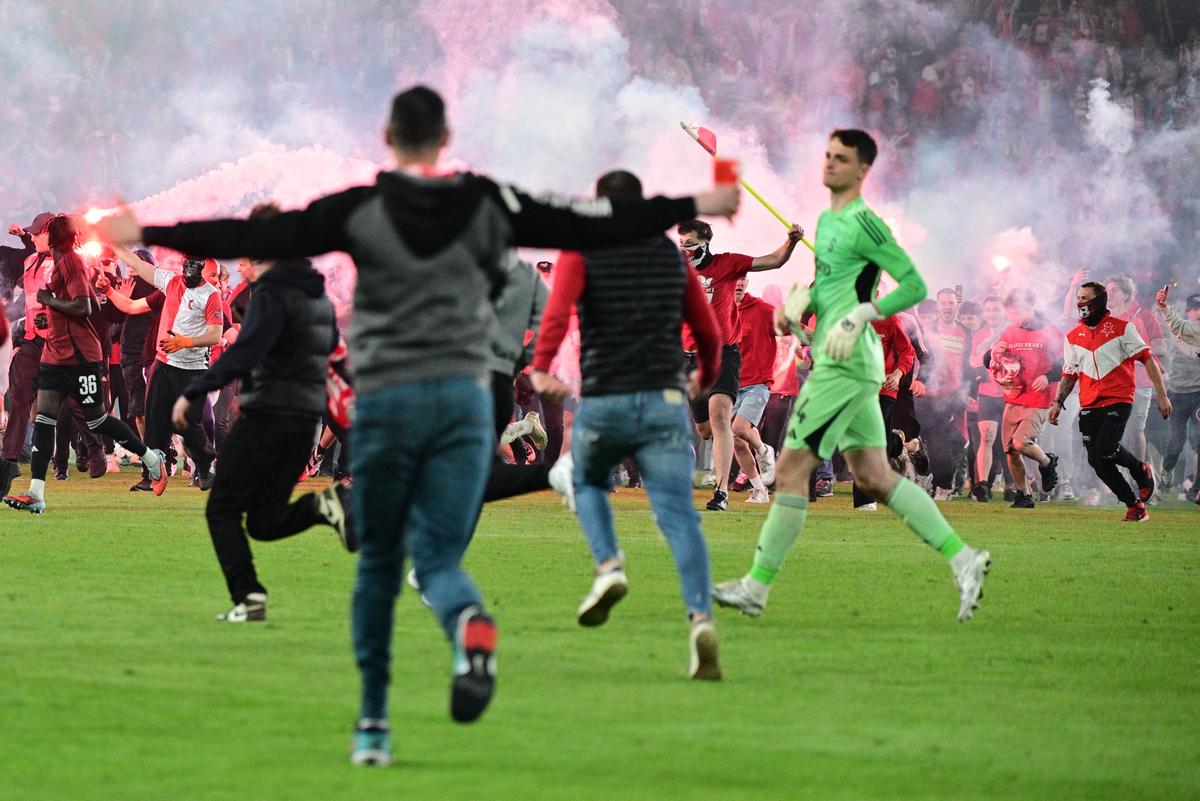Haos total în derby-ul din Praga