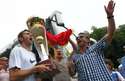 Dan Petrescu (dreapta) s-a aflat pe banca lui Unirea Urziceni la succesul istoric din 2009