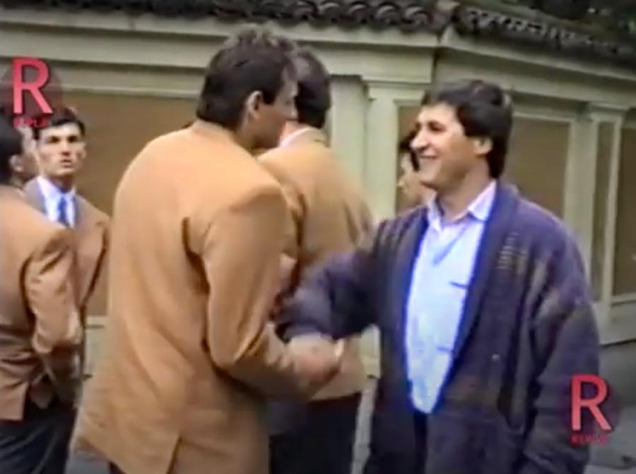 Victor Becali se salută cu Bogdan Stelea, tot în 1990, în ziua plecării naționalei la Campionatul Mondial EXCLUSIV VIDEO A luat Gigi Becali bătaie la barbut? Dialog amuzant, în direct, cu vărul-jucător de noroc: „Zarurile și cărțile sunt întotdeauna corecte”